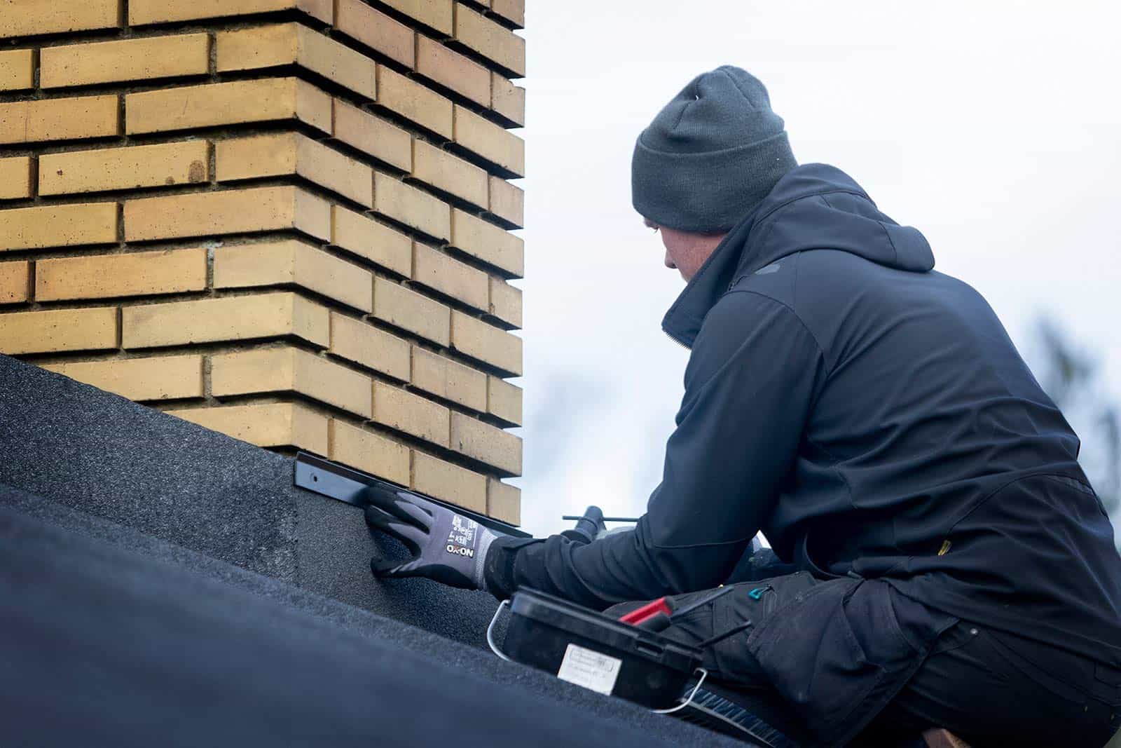 Hvordan lægger en tagdækker nyt tag med tagpap?