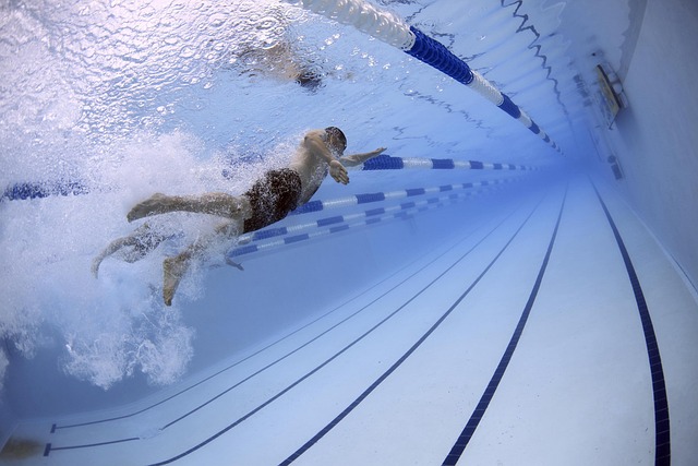 Børnepool eller badevinger: Hvad er bedst for dit barns svømmeoplevelse?